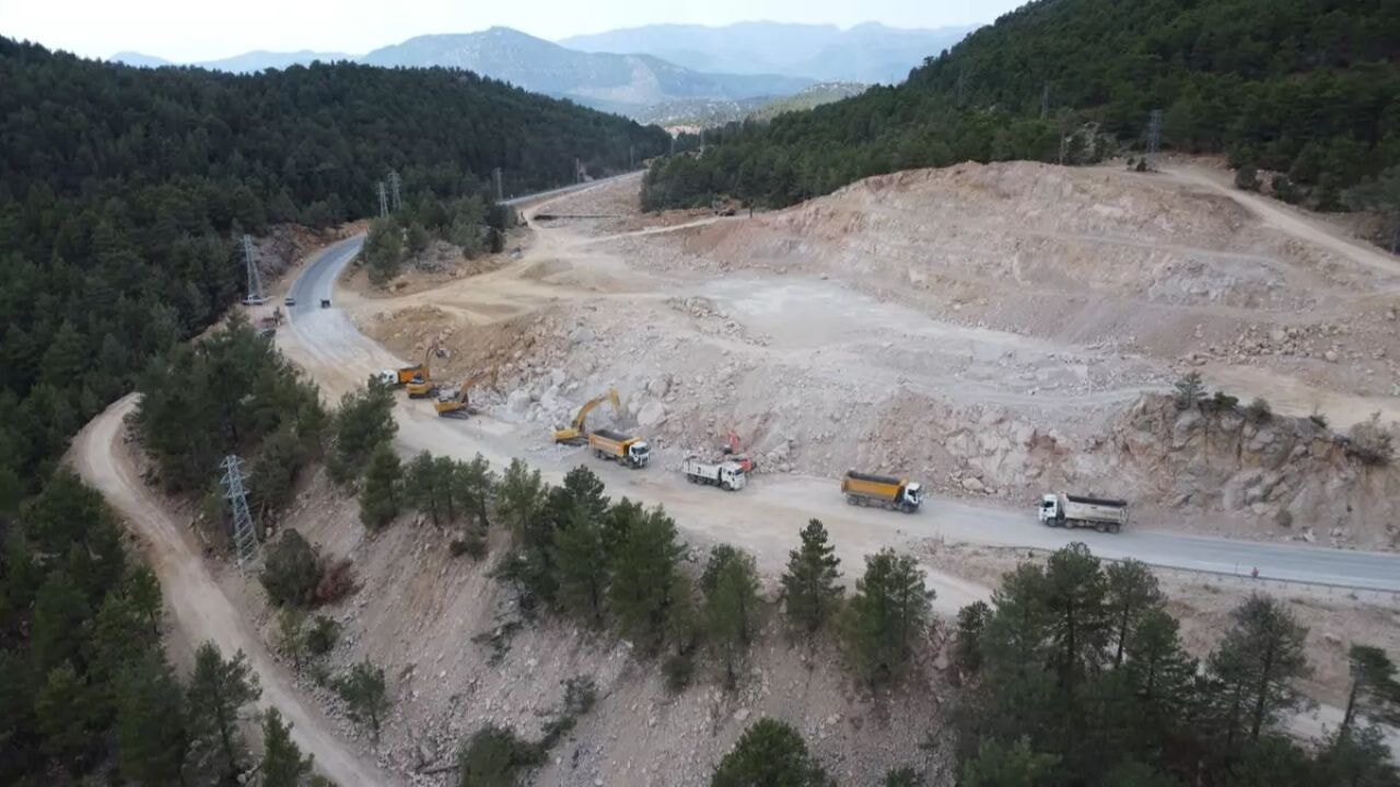 Antalya-Konya kara yolu genişletme çalışmasıyla ulaşıma kapatıldı