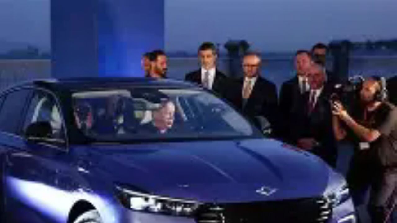 Cumhurbaşkanı Erdoğan'a Togg'un yeni modeli T10F hediye edildi