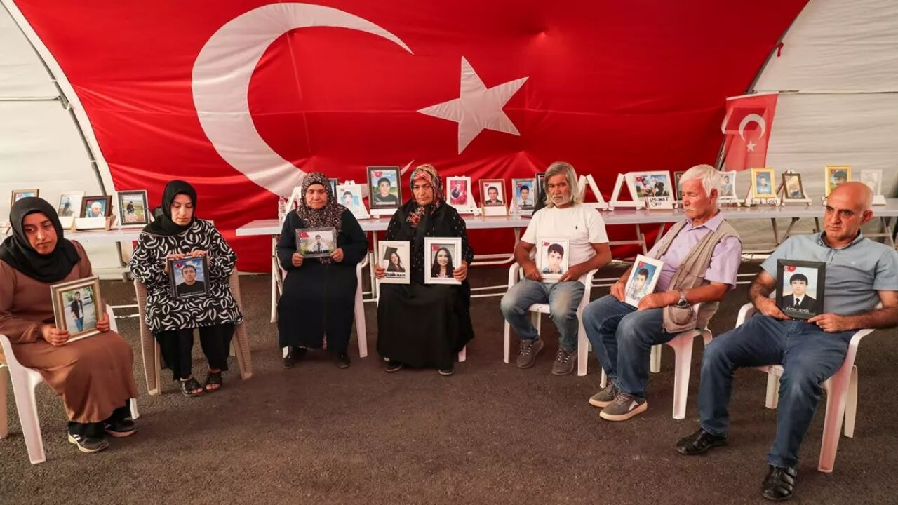 Evlat nöbetindeki annelerden gözyaşlarıyla çağrı: Gelin teslim olun