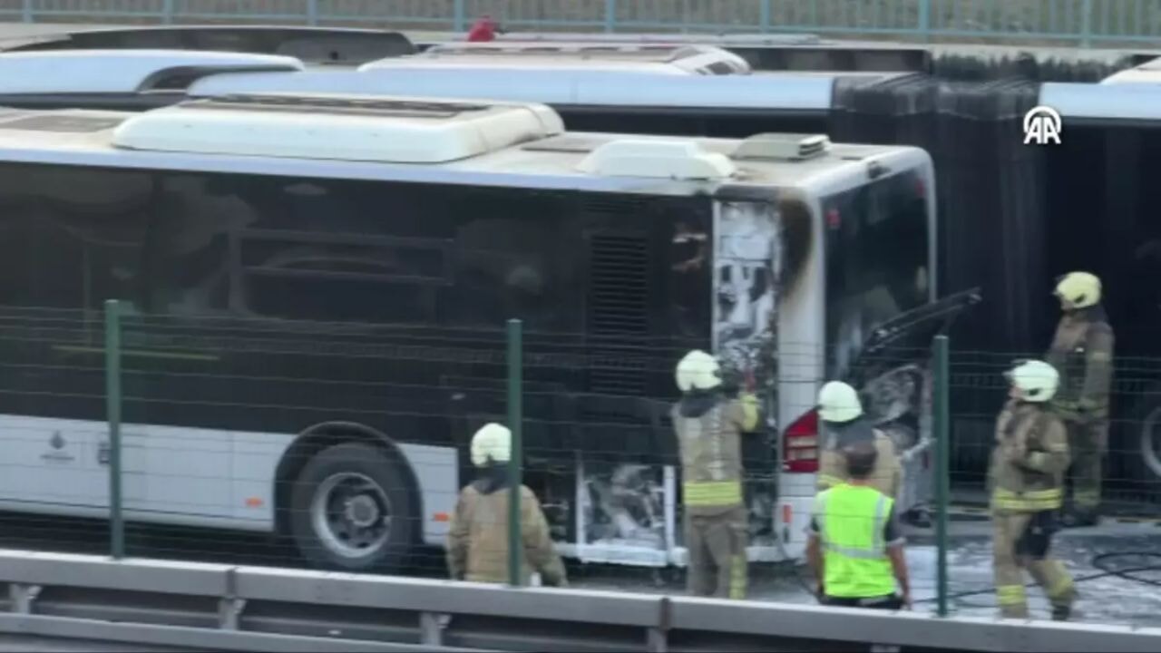 İstanbul'da metrobüs yangını: Zeytinburnu'nda korkutan olay