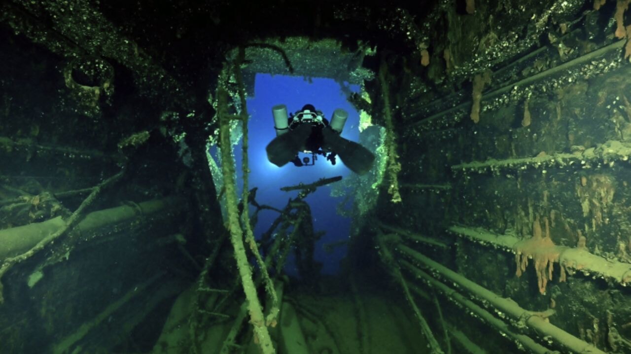 Titanik'in kardeş gemisinin enkazından ilk eşyalar çıkarıldı