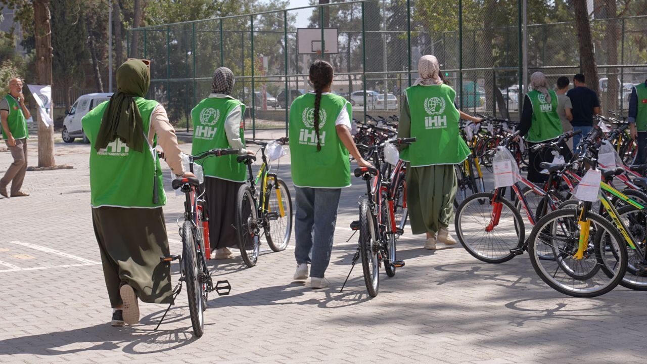 İHH'dan deprem bölgelerinde 1000 çocuğa bisiklet hediyesi