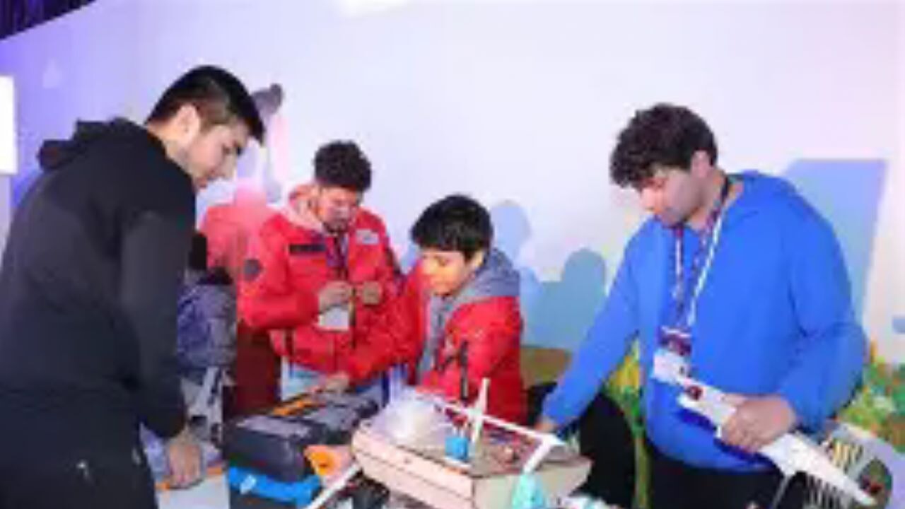 Gençler toprağa, çamura bulaşmadan yapılan 'akıllı tarım'la TEKNOFEST'te tanışıyor