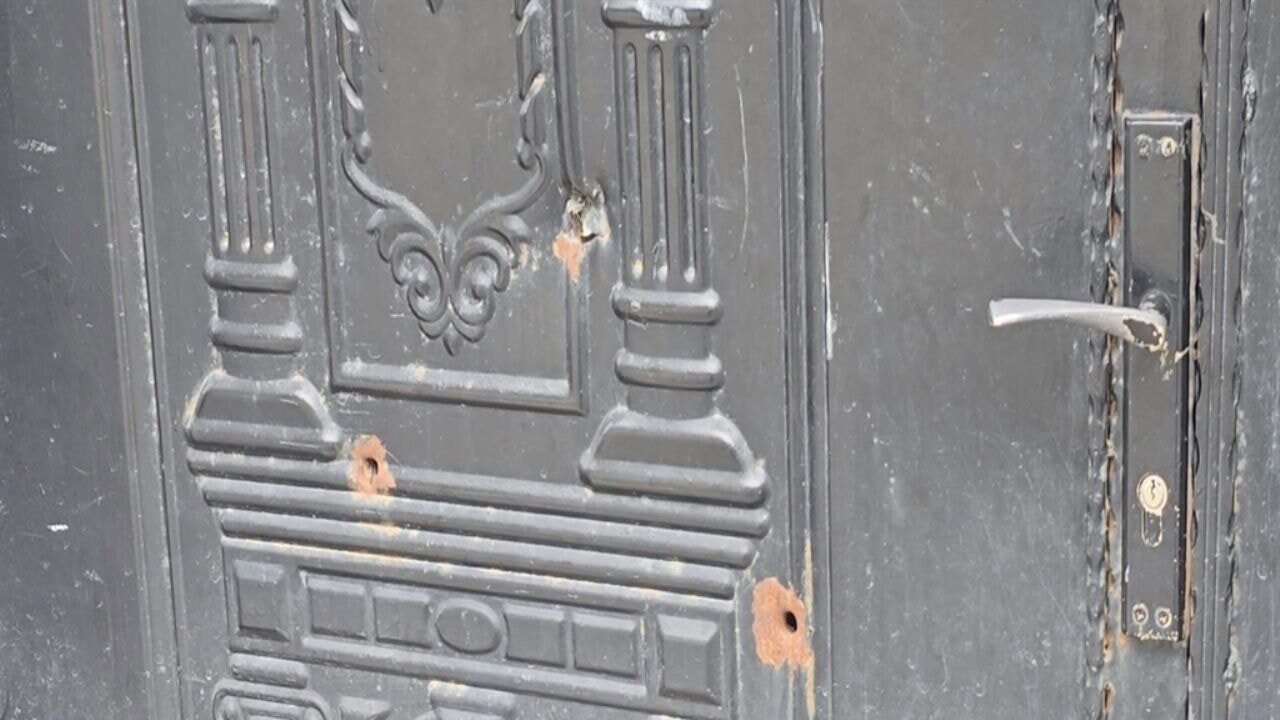 Çocuğunun yanında babayı darbeden şüphelinin iş yeri kurşunlandı