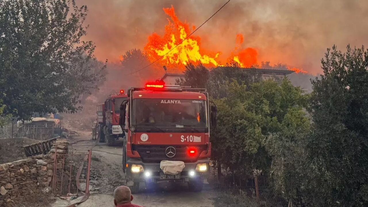 Antalya ve Muğla'da orman yangını: Alevler evlere sıçradı