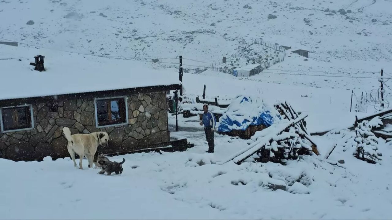 Rize'de yaylalar beyaza büründü