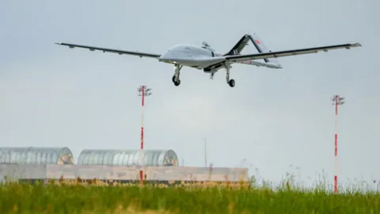 İnsansız hava aracı Bayraktar TB3 ile Akıncı, TEKNOFEST İstanbul'da gösteri uçuşu gerçekleştirdi.