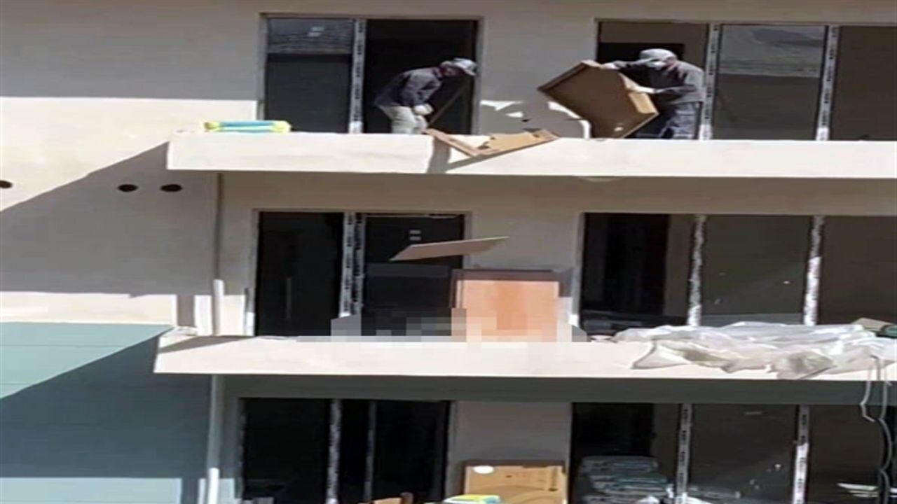 TOKİ konutlarında yeni malzemeleri aşağı atıp kırdılar