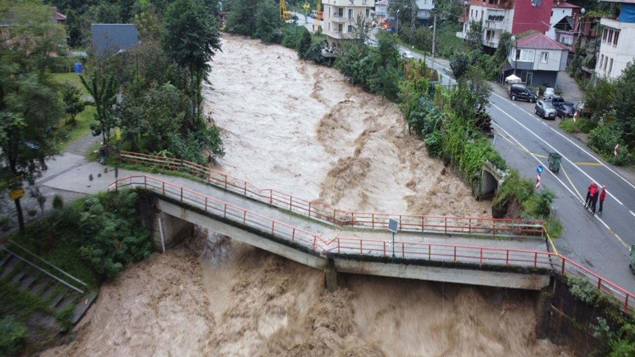 Rize'de sel köprü yıktı, yollar kapandı