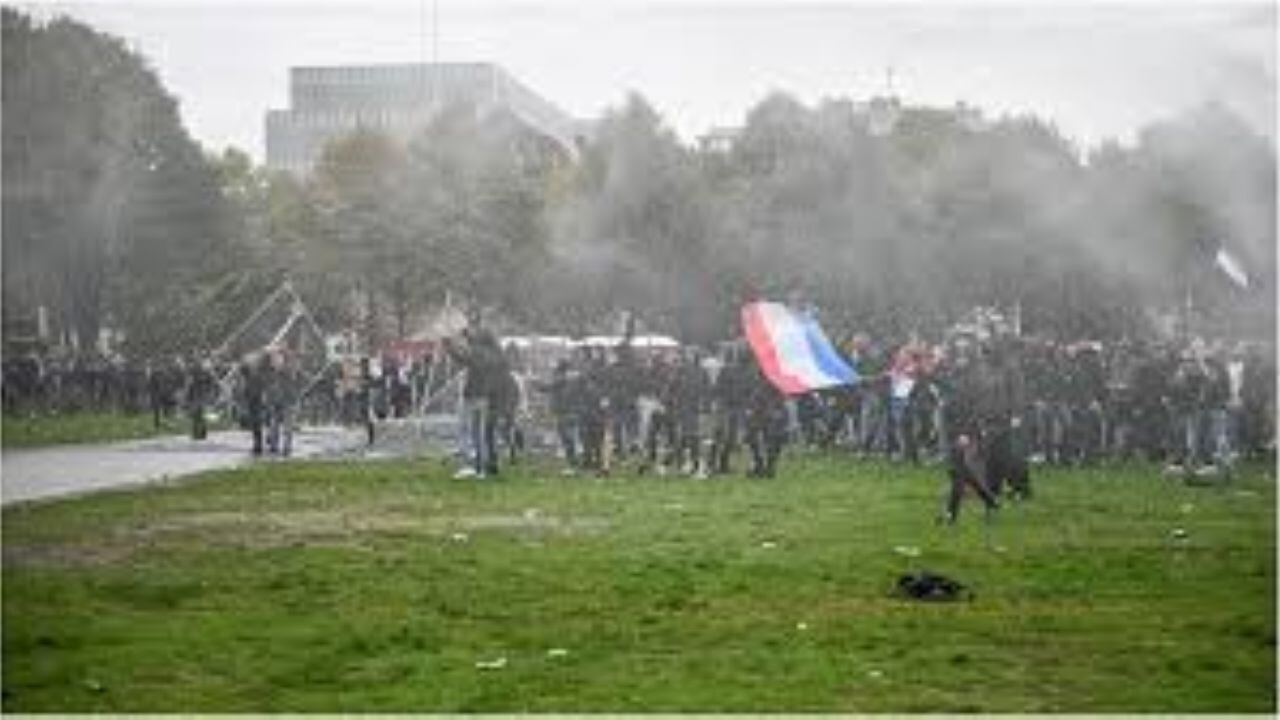 Hollanda'da sığınmacı karşıtı protesto çatışmalara dönüştü