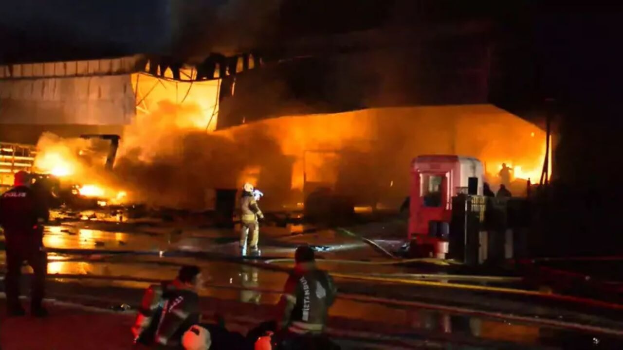 Başakşehir sanayi bölgesinde kargo deposu alevlere teslim oldu