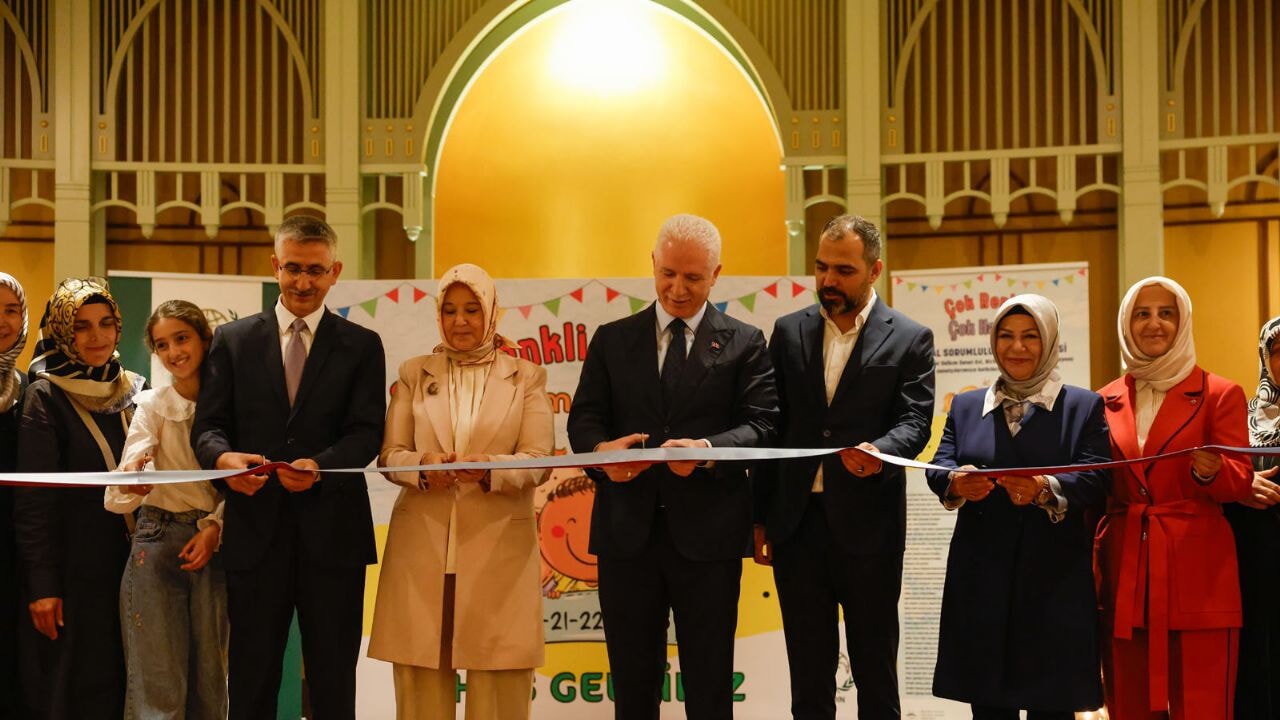 İstanbul'da yetimler yararına sanat sergisi