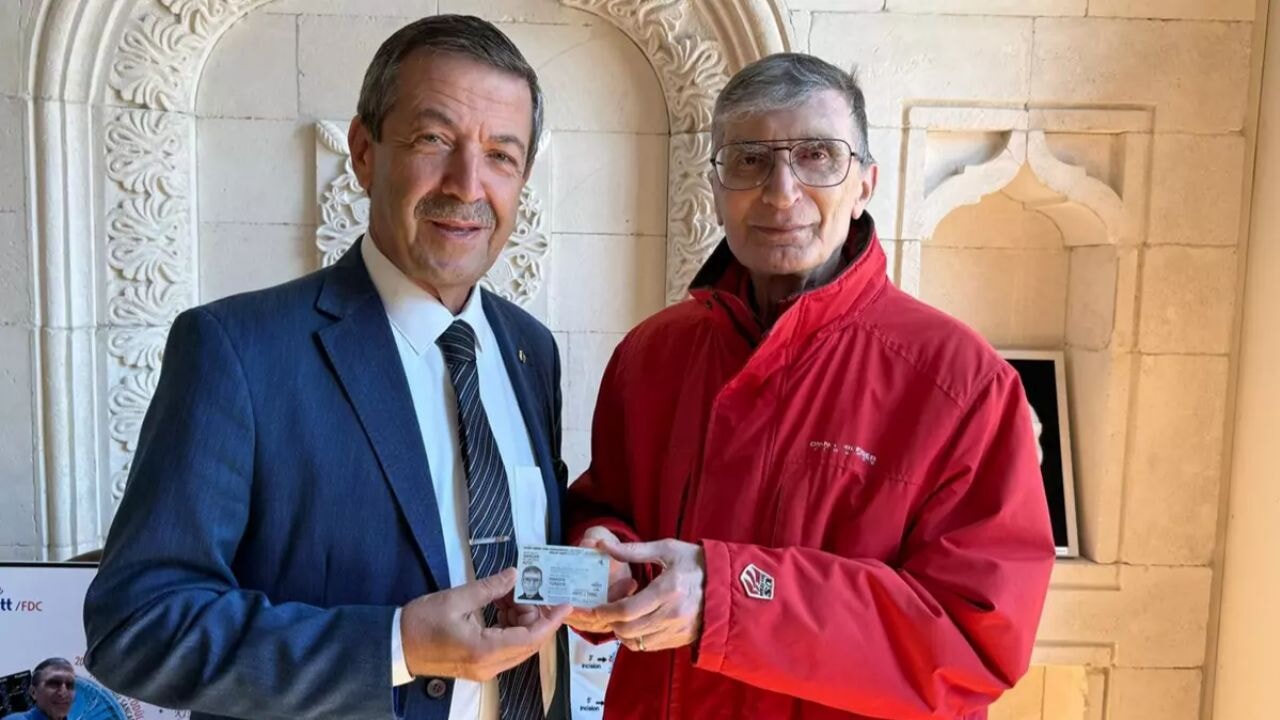 KKTC Dışişleri Bakanı Ertuğruloğlu Aziz Sancar'a kimlik verdi