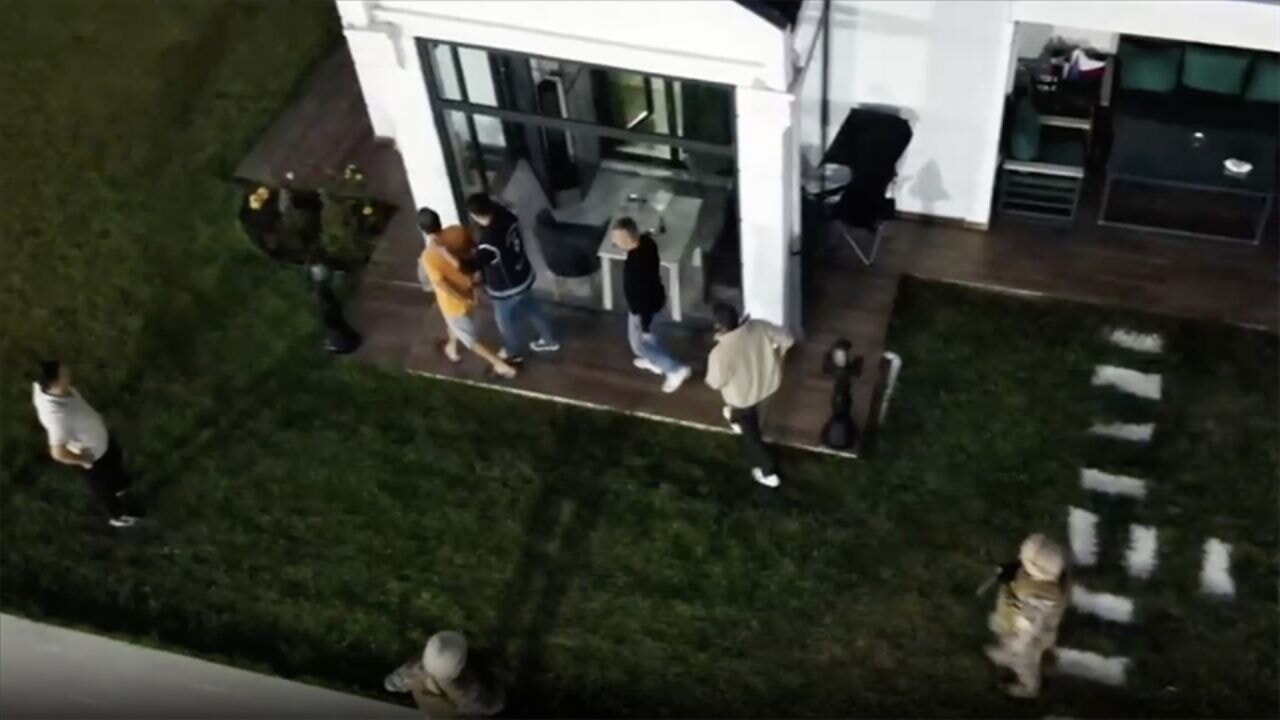 Daire satarak vatandaşlık sağlayan çeteye operasyon