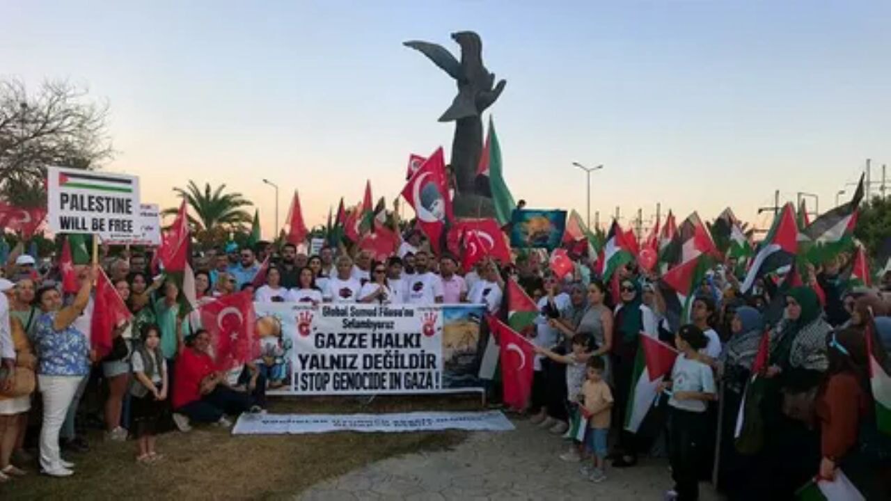 Mersin'de Küresel Sumud Filosu'nu 'selamlama' etkinliği düzenlendi