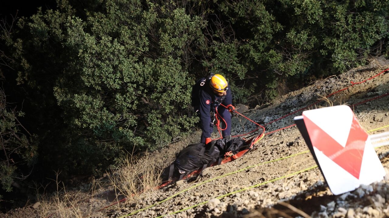 Sivas'ta korkunç kaza! Araç uçuruma yuvarlandı