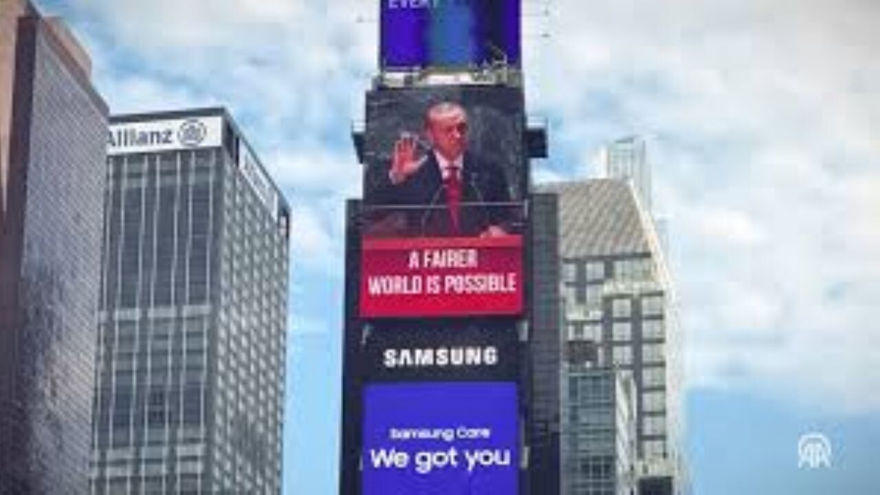 Cumhurbaşkanı Erdoğan'ın ''Daha Adil Bir Dünya Mümkün'' sözü Times Meydanı'ndaki led ekranlarda yansıtıldı