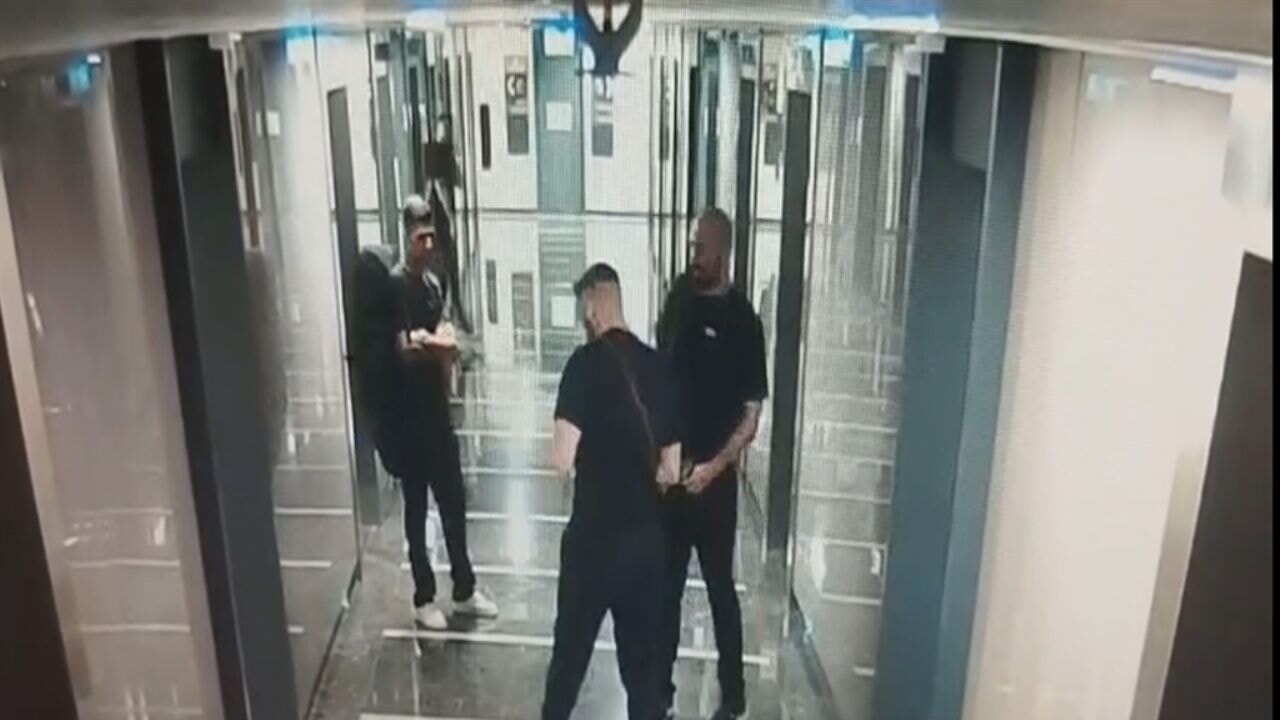 Gitar kılıfında kalaşnikof taşıyan şüphelilere operasyon