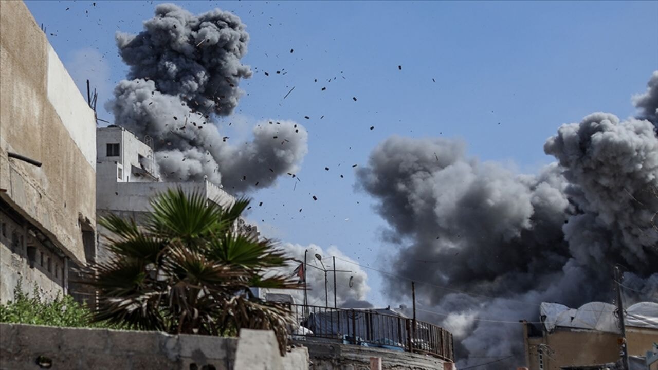 İsrail Gazze'de iki evi bombaladı: 10 Filistinli şehit