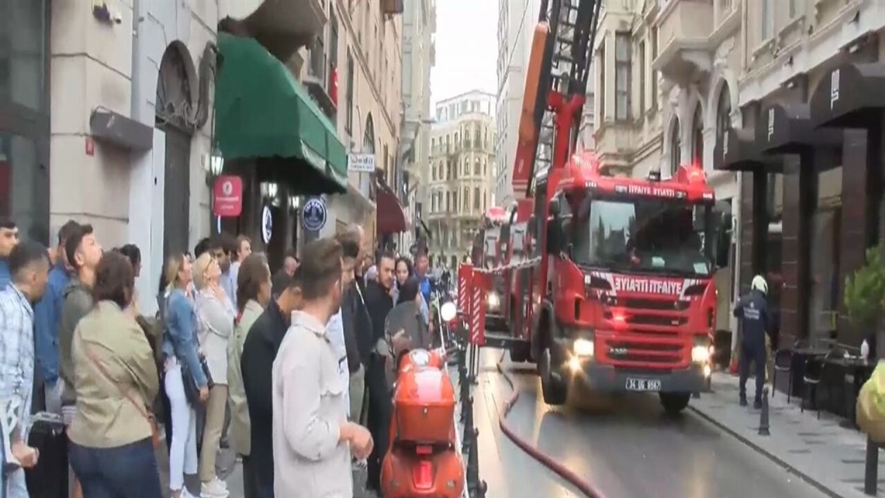 Beyoğlu'nda 6 katlı otelde yangın paniği