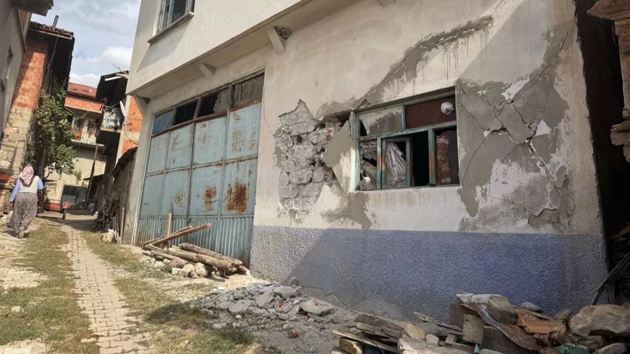 Kütahya'da korkutan deprem serisi: Simav gecede 127 kez sallandı