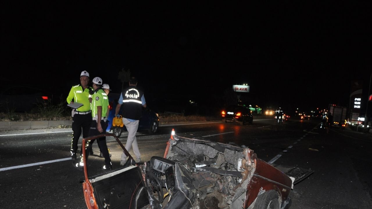 Manisa'da kamyonet ile çarpışan otomobil ikiye ayrıldı: 5 ölü, 6 yaralı