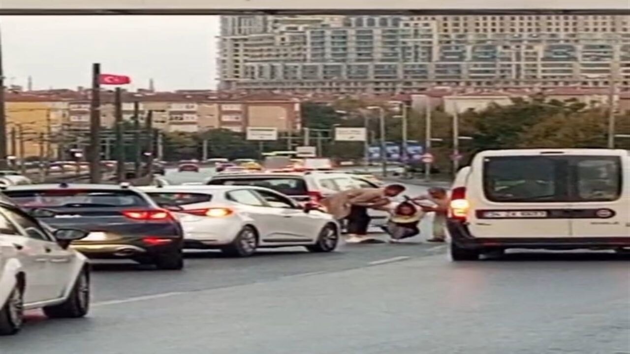 Sultangazi'de yola oturan kadına yayalar müdahale etti