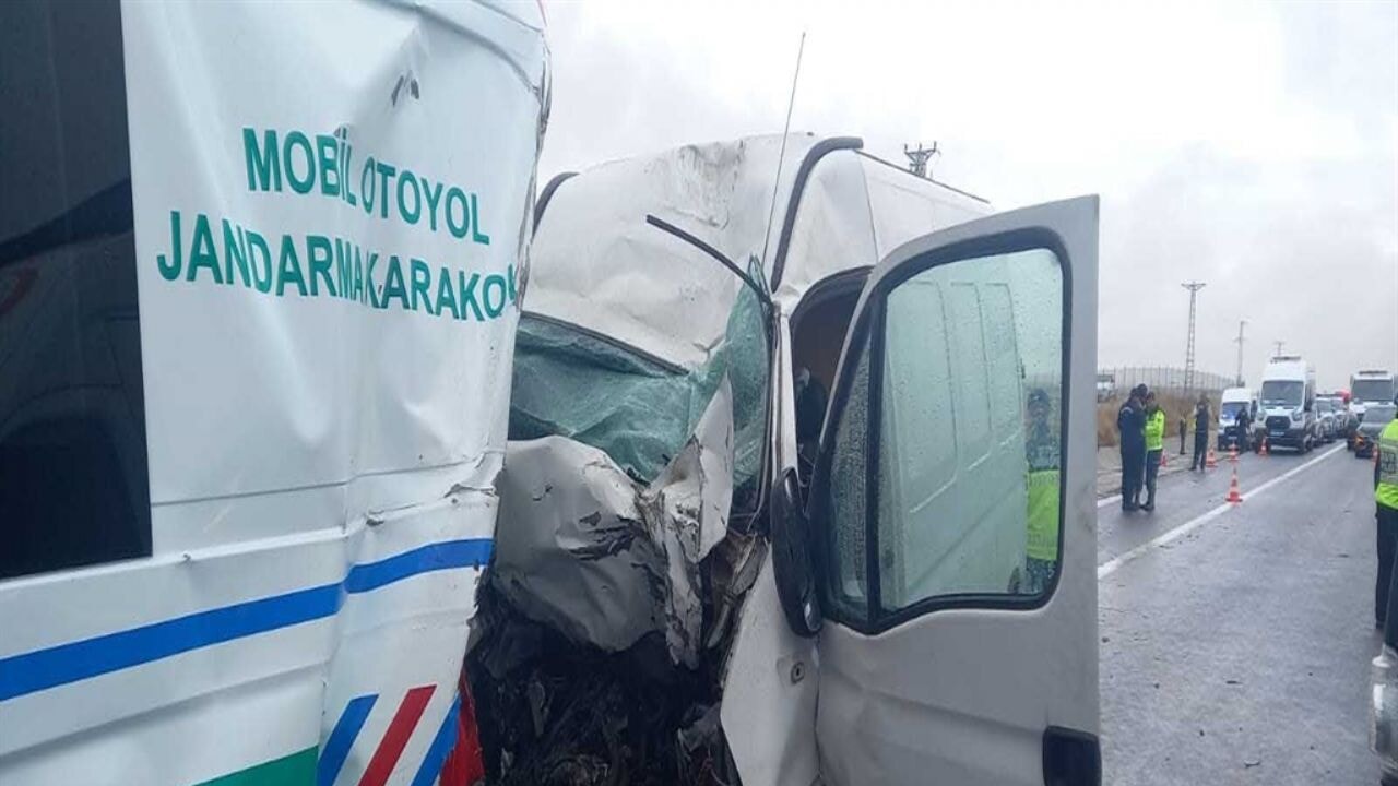 Aksaray'da otoyolda kaza: 2 asker şehit, 1 sivil öldü, 3 yaralı