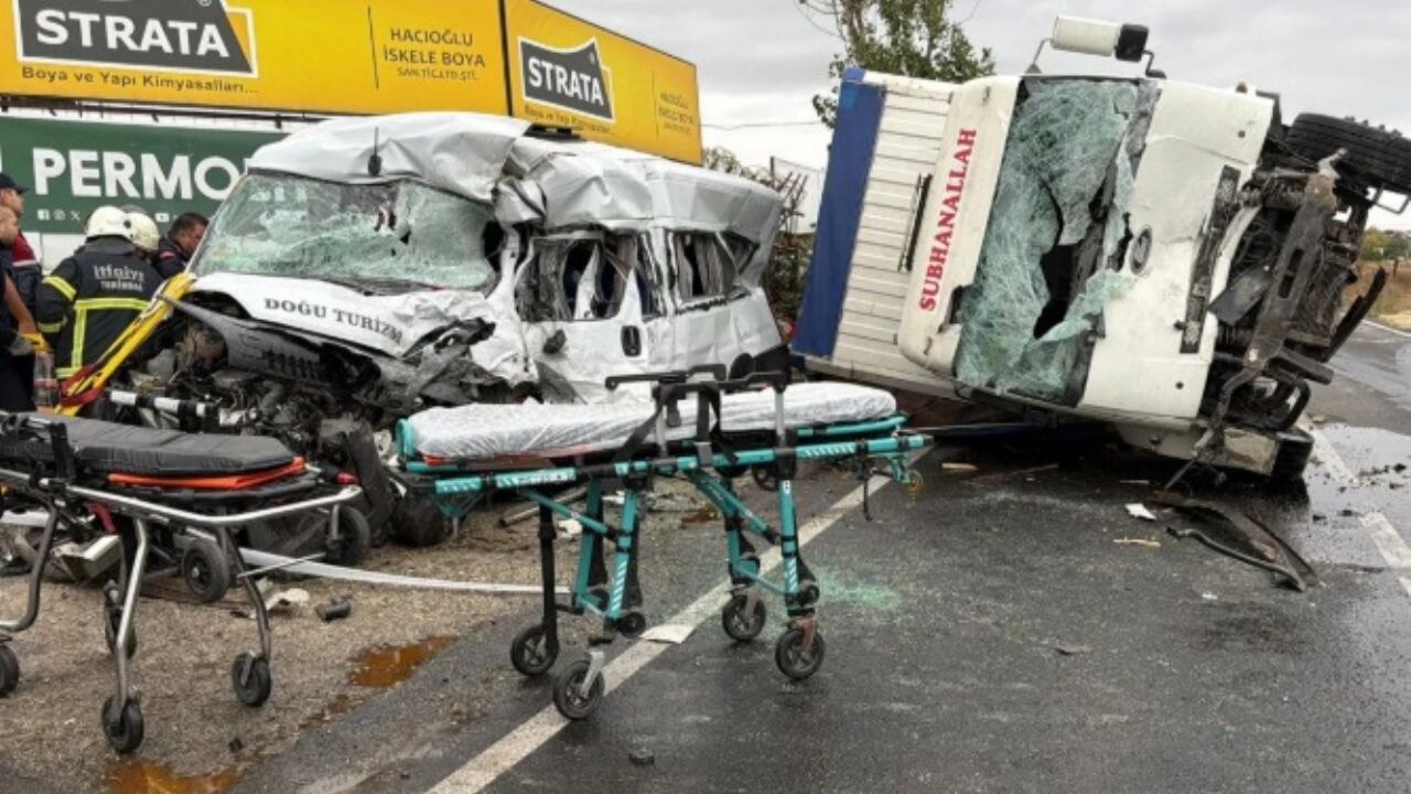 Tekirdağ'ın Ergene ilçesinde feci kaza: İşçi servisi ile kamyon çarpıştı, 3 ölü, 9 yaralı