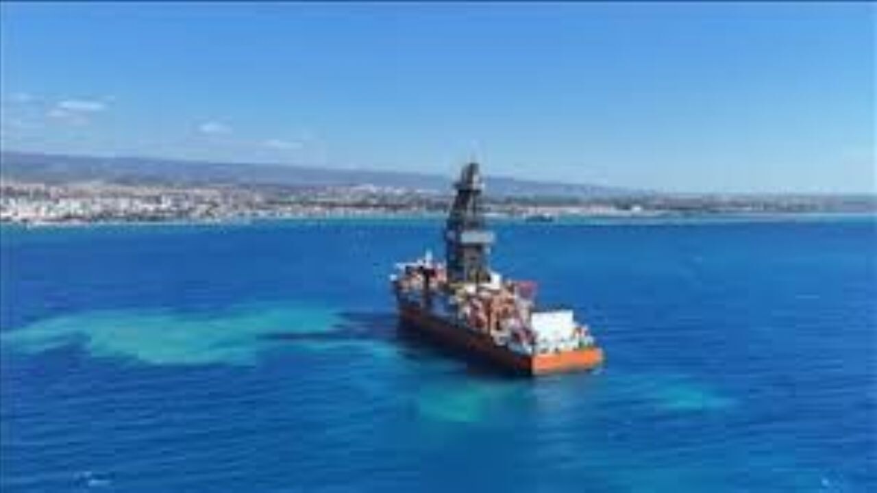 Enerji filosuna katılan iki yeni sondaj gemisinin ilki Mersin Taşucu Limanı'na ulaştı