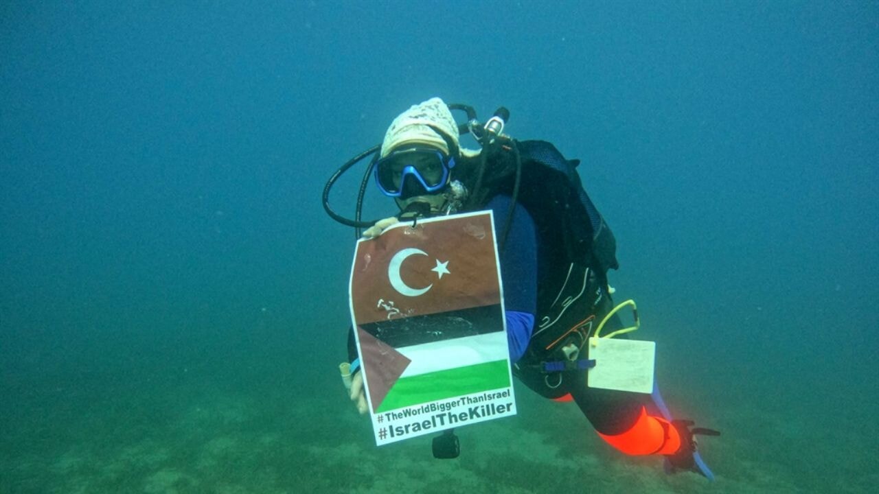 Su altında işaret diliyle Gazze eylemi