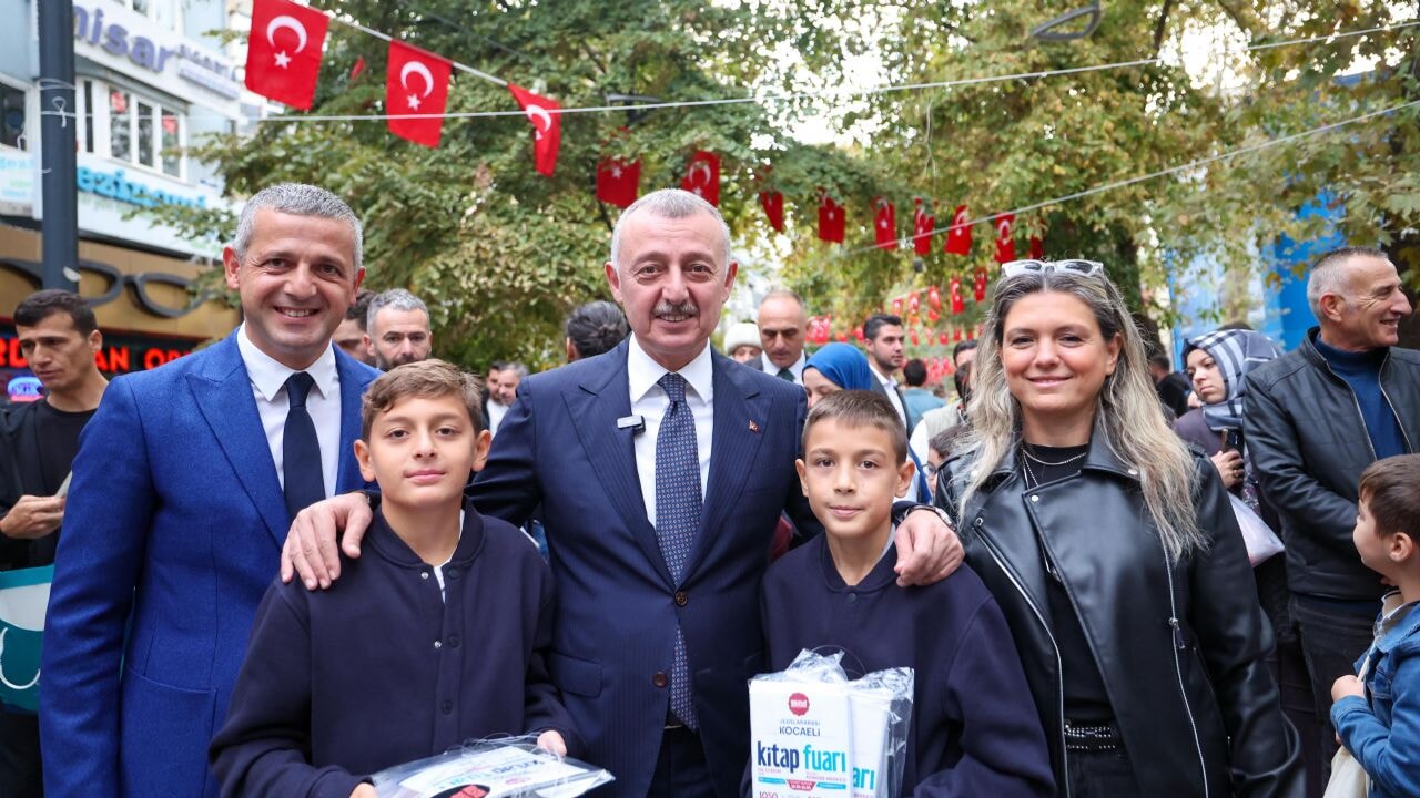 Kocaeli'de gelenek bozulmadı kitaplar yine ağaçlarda açtı!
