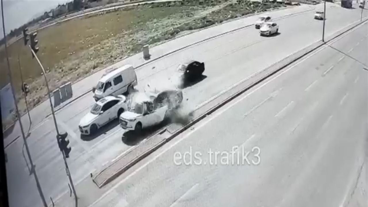 Kırmızı ışıkta duran aracın içinden geçti