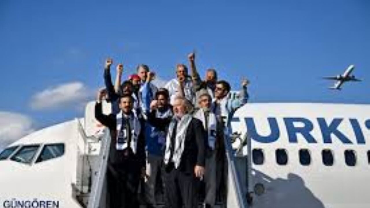 İsrail'in saldırarak alıkoyduğu Sumud Filosu'ndaki Türk ve yabancı aktivistler İstanbul'a ulaştı