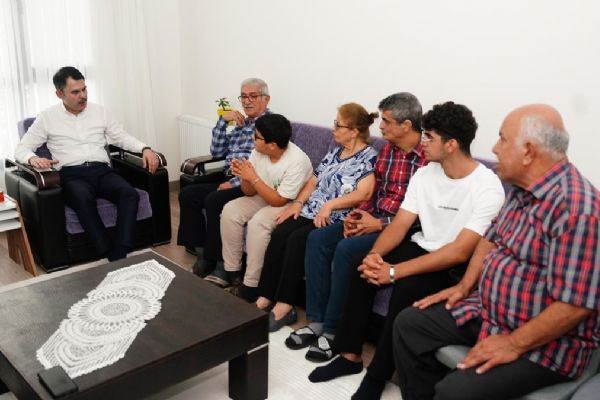 Bakan Kurum'dan depremzede aileye ziyaret: Bu mücadeleyi beraber sürdüreceğiz