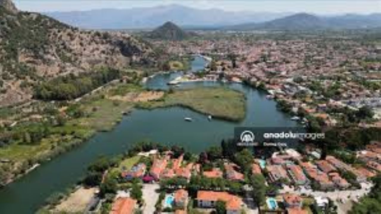 Havadan görünümüyle labirenti andıran Dalyan Kanalı, ekimde de turist çekiyor