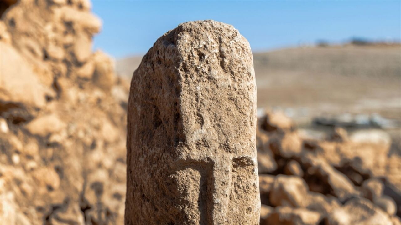 Karahantepe'de yeni keşif: 'T' biçimli dikilitaş bulundu