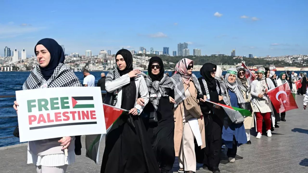 Kadınlar Gazze için dünyanın en uzun sessiz zincirini oluşturdu