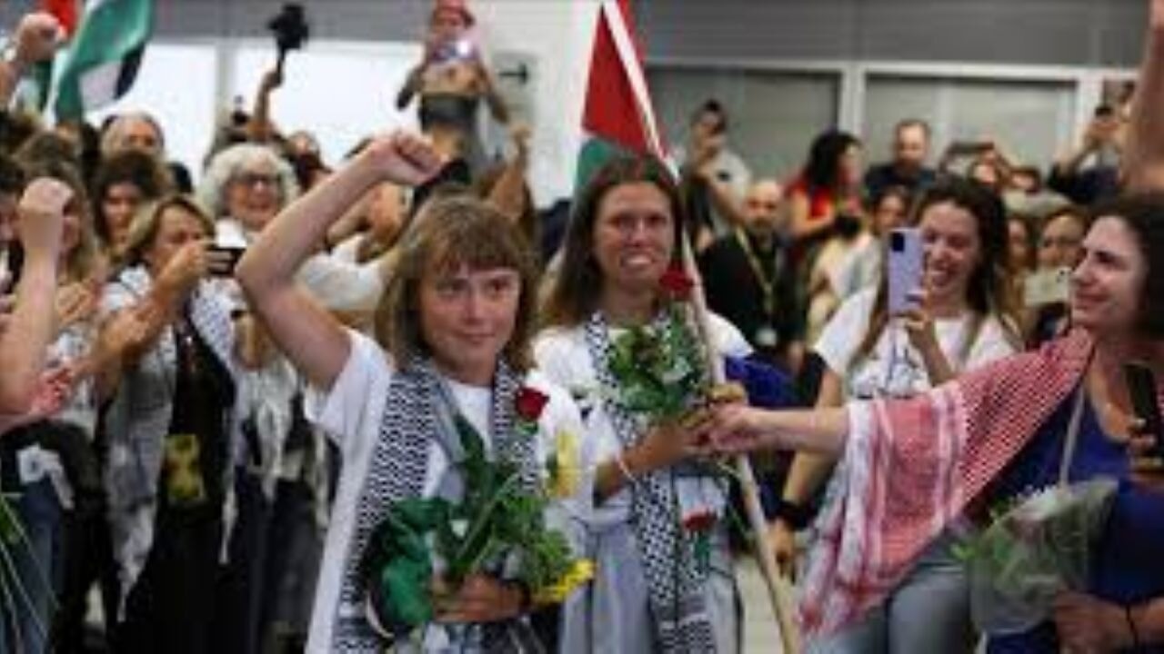 İsveçli aktivist Thunberg'in de aralarında olduğu Küresel Sumud Filosu aktivistleri Yunanistan'a ulaştı