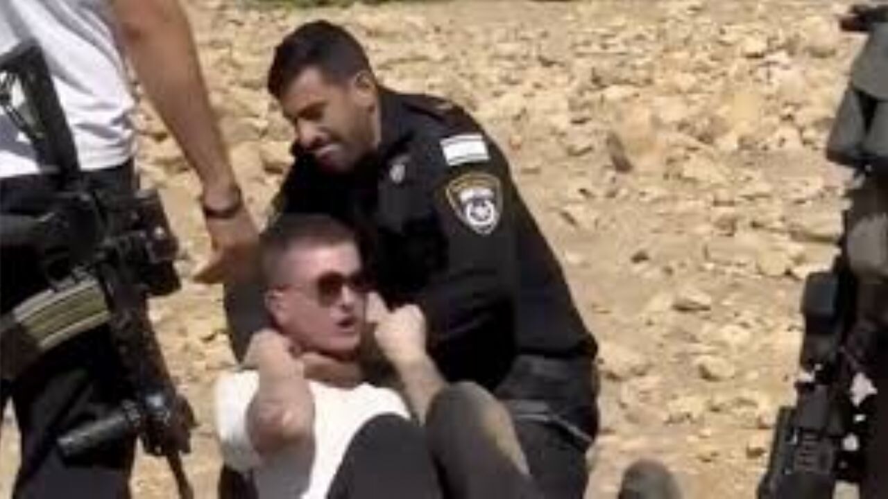 İsrail polisi, Batı Şeria'da gaspçı İsraillilere engel olmak isteyen aktivisti darbederek gözaltına aldı