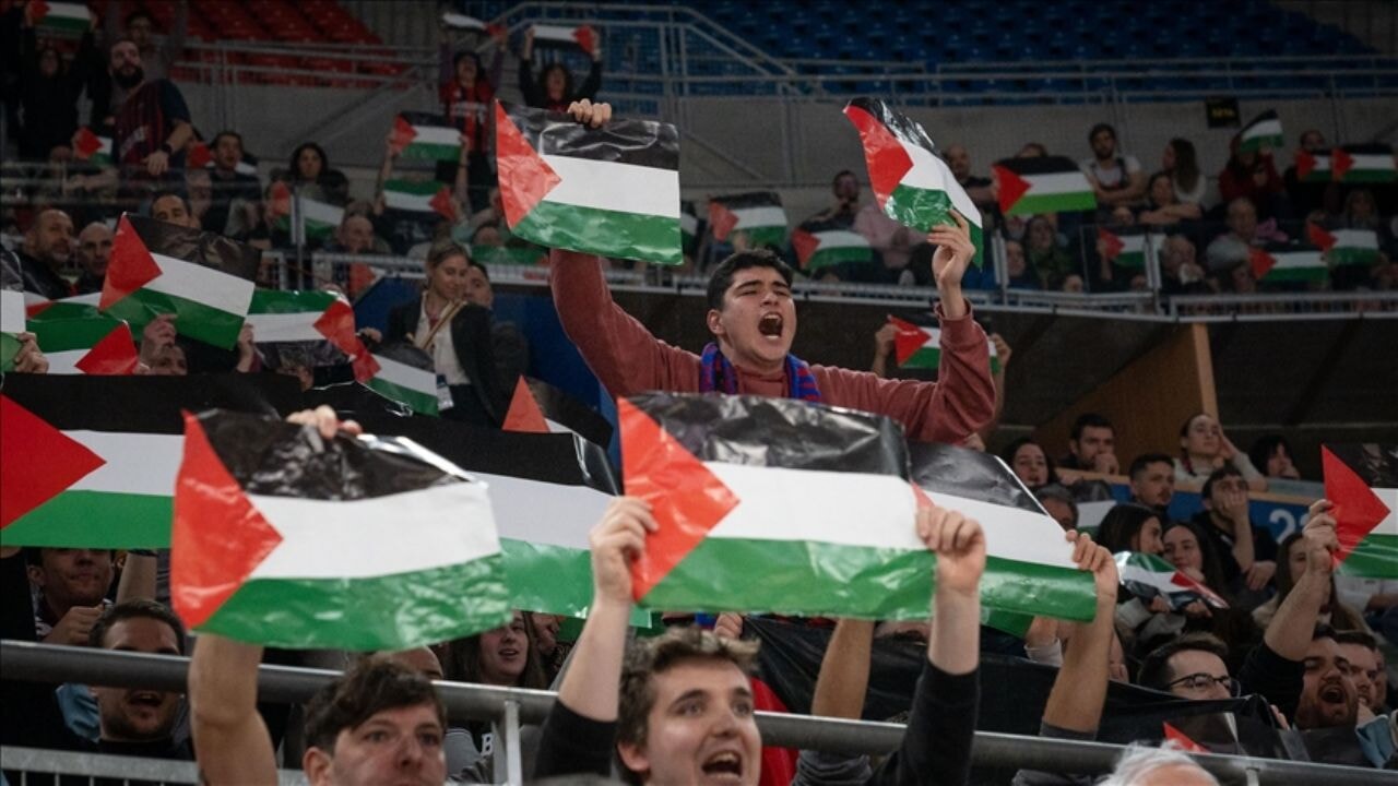 Soykırımcı İsrail için 'saygı duruşu' izni!