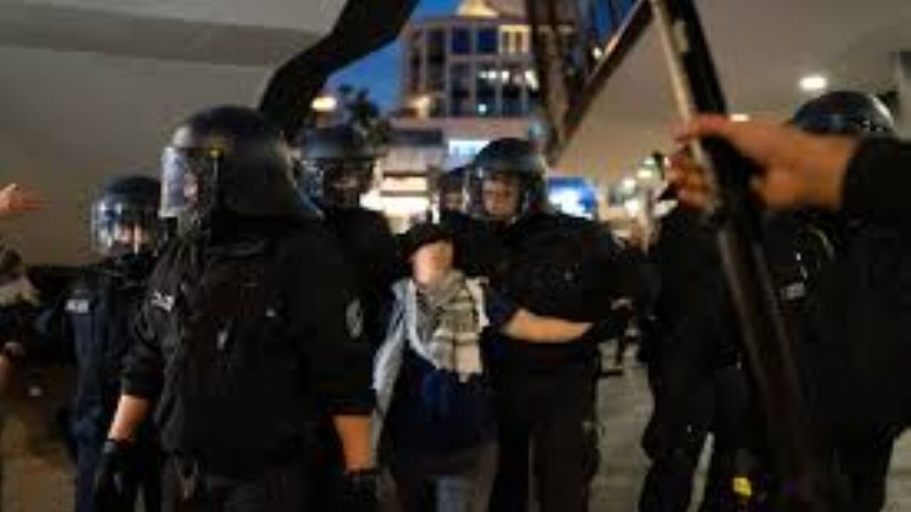 Almanya'nın İsrail'e koşulsuz desteği, sokaklarda polis şiddetiyle kendini gösteriyor