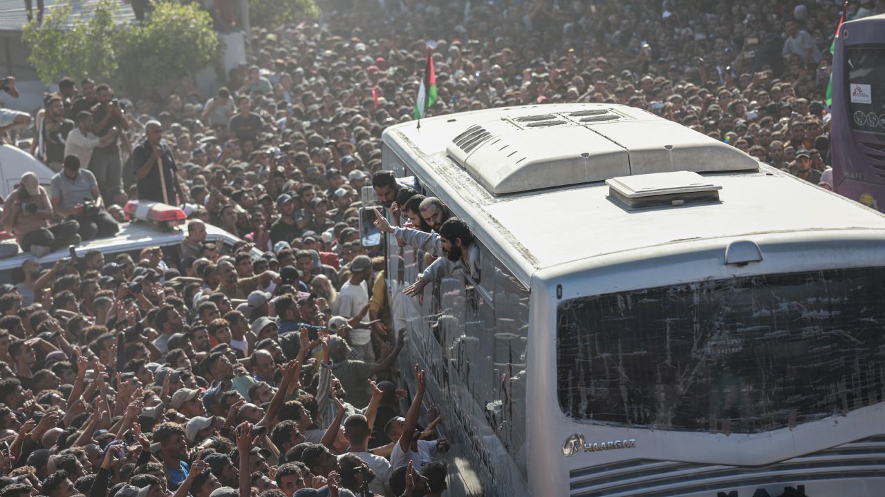 Soykırımcı İsrail, 2 bine yakın Filistinli esirin tümünü serbest bıraktı