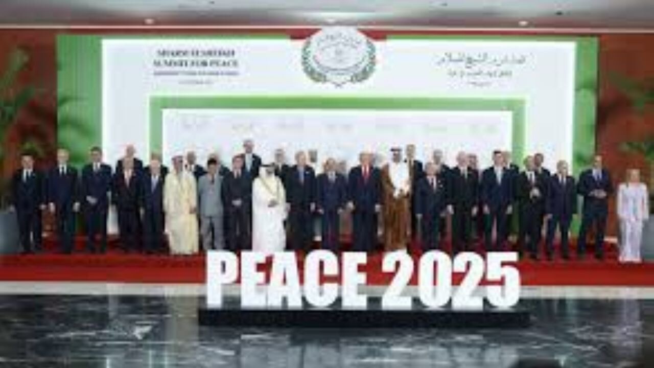 Cumhurbaşkanı Erdoğan, Şarm el-Şeyh Barış Zirvesi kapsamında aile fotoğrafına katıldı