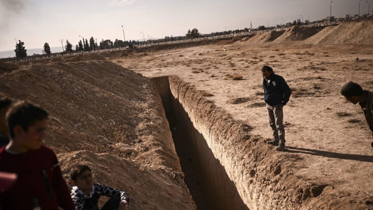 Suriye'deki çölde toplu mezar: Esad'ın gizli ceset taşıdığı ortaya çıktı
