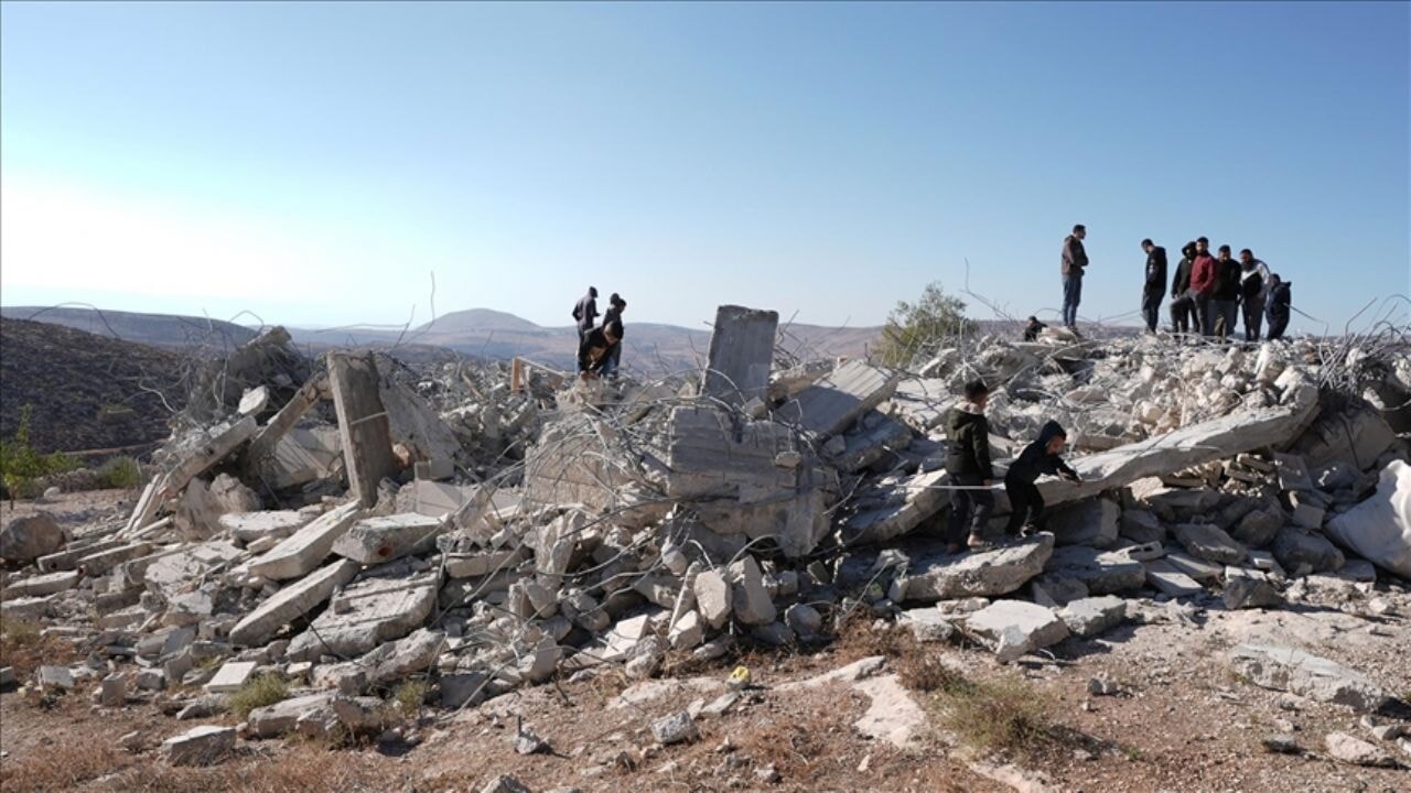 İsrail ordusu Filistinlilere ait bir evi daha yıktı
