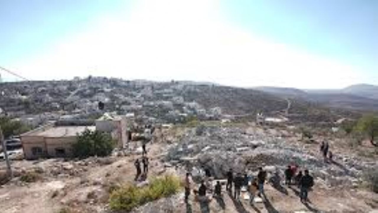 İsrail ordusu, işgal altındaki Batı Şeria'da Filistinlilere ait bir evi yıktı