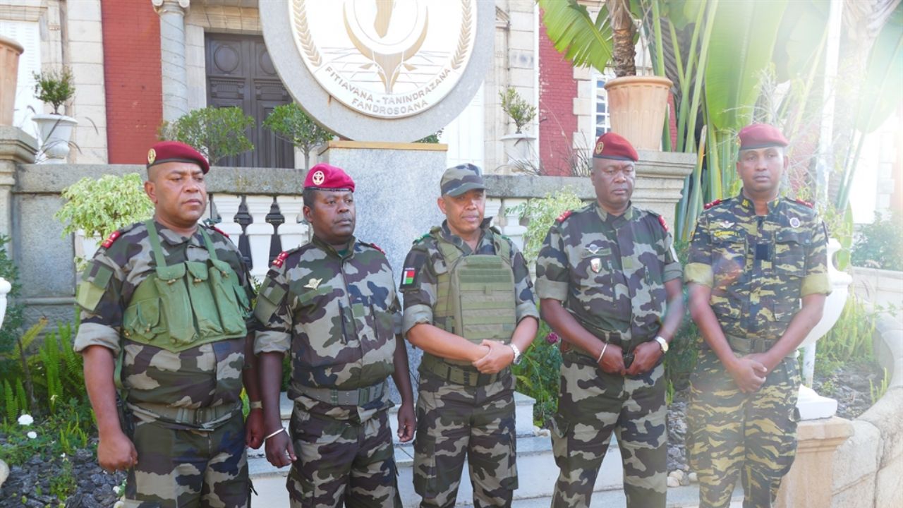 Darbeci albay cumhurbaşkanı ilan edildi