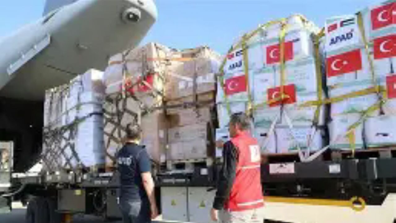 'İyilik Gemisi'nden insani yardım malzemeleri indirilmeye başlandı