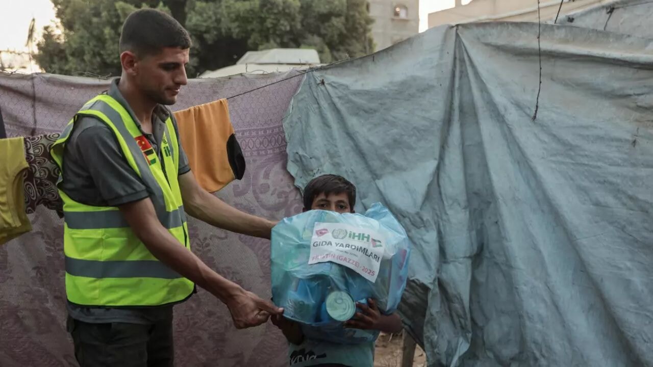 Gazze halkına sıcak yemek, ekmek ve kumanya dağıtımları sürüyor
